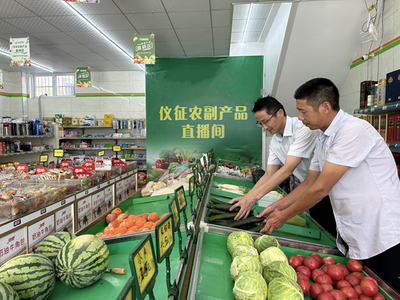 精誠合作，攜手共進——工作人員協助零售戶上架農副產品紀實